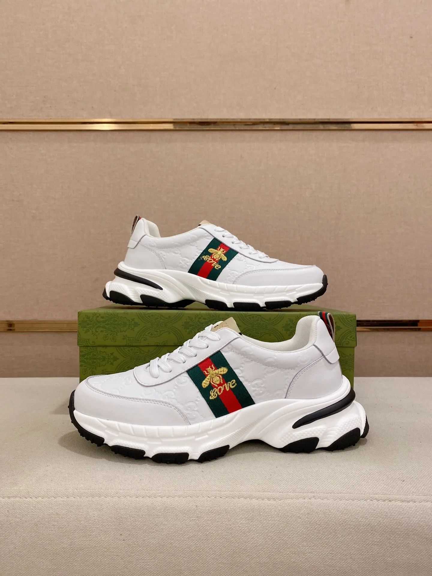 Men's shoes 💰 442 💰 High-quality new GUCCI counters are on the market at the same time. The new men's shoes, 😘fabrics are selected imported cowhide, lining: mesh breathable lining. 👍🏿 High-end ☄️ air-cushion molded anti-slip rubber outsole, exquisite lines, simple and elegant, comfortable and high-end for leisure travel. Code number: 38 to 44 (45 can be customized and cannot be returned or exchanged)